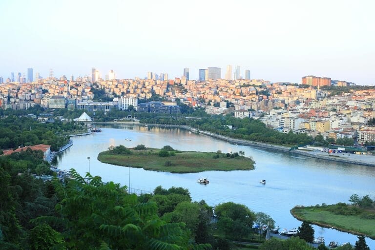 Top destinations for travel entrepreneurs 2025, travel entrepreneur destinations 2026, best cities for travel startups, Cabo San Lucas tourism business, luxury travel destinations, global tourism startup locations, Red Sea Project travel business, digital nomad hotspots 2025, wellness travel Thailand, travel business growth trends