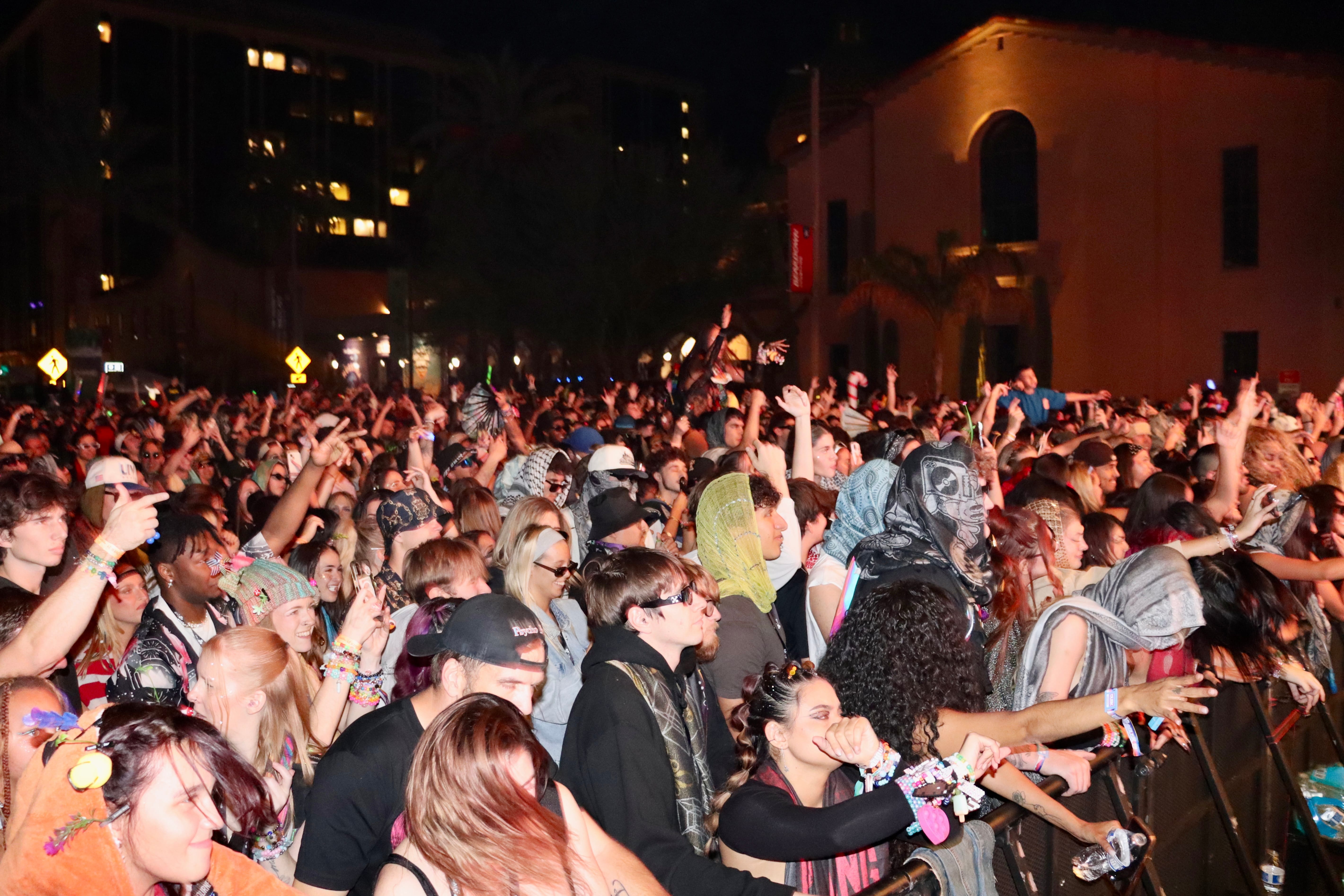 Levity rail crowd at DUSK