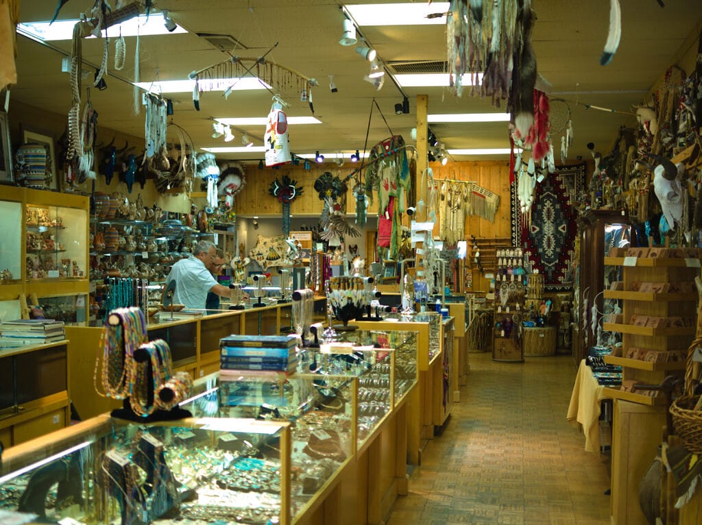 tradingpost Scottsdale has become one of the most recognized destination cities in Arizona. Not only for locals, but for travelers across the country who want a mix of culture, luxury, and lively energy. The city blends Old West roots with modern sophistication, which creates an atmosphere you don’t find in most desert destinations. It feels classic and modern at the same time, and that contrast is part of its appeal.