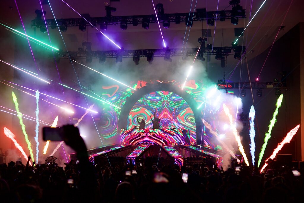 shot2levity Levity brought their full-scale LASERSHIP production to Arizona for a completely sold-out night at Mesa Amphitheatre. From the moment the lights went down, it was clear the trio came prepared to deliver an unforgettable experience.