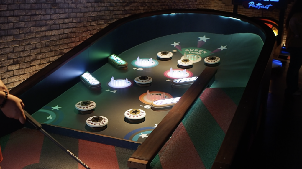 smartminigolf This year, Galentine’s and Valentine’s hit differently at Puttshack Scottsdale inside Scottsdale Quarter. Think tech-driven mini golf, globally inspired shareable plates, and a limited-time cocktail that leans into the romance without feeling forced.