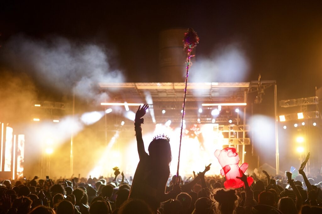 shot8 System Overload touched down at Rawhide Event Center in Chandler, Arizona, and immediately felt like something that wasn’t designed to “try out” a concept, but to launch it. Ticket sales clearly landed in the strong category, and Relentless Beats has already fueled speculation for a return, with founder Thomas Turner replying to fans on Instagram confirming plans for a Year 2. From the first hour on Friday to the final moments on Saturday, System Overload proved there’s real demand for a bass-only weekend that’s staged like a top-tier festival.