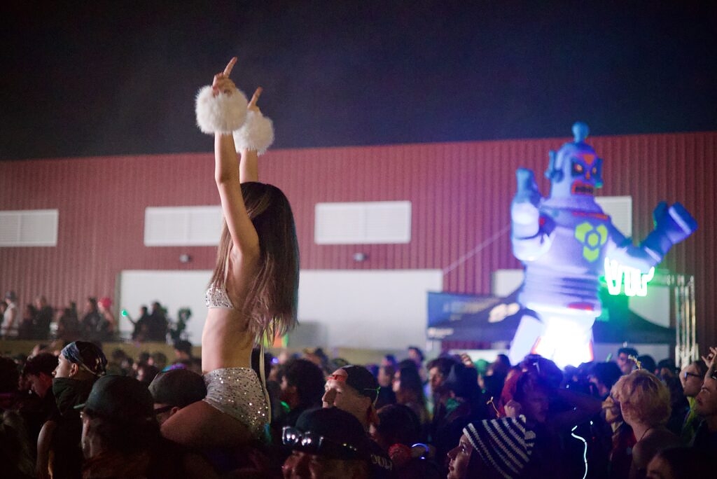 shot8 b System Overload touched down at Rawhide Event Center in Chandler, Arizona, and immediately felt like something that wasn’t designed to “try out” a concept, but to launch it. Ticket sales clearly landed in the strong category, and Relentless Beats has already fueled speculation for a return, with founder Thomas Turner replying to fans on Instagram confirming plans for a Year 2. From the first hour on Friday to the final moments on Saturday, System Overload proved there’s real demand for a bass-only weekend that’s staged like a top-tier festival.