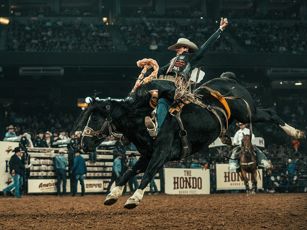Hondo Rodeo Fest Returns to Phoenix With Tim McGraw, Blake Shelton and a $1 Million Rodeo 2 cdg01740 Three days of championship rodeo, major country music headliners and a massive Western street festival are headed back to Chase Field November 13-15.