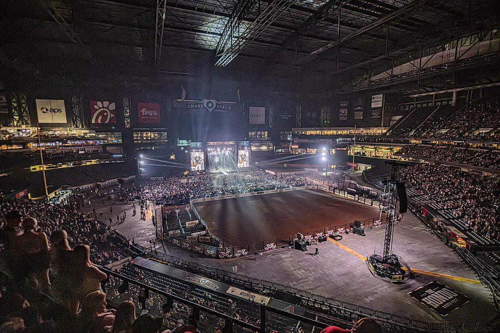 Hondo Rodeo Fest Returns to Phoenix With Tim McGraw, Blake Shelton and a $1 Million Rodeo 4 pt86074 Three days of championship rodeo, major country music headliners and a massive Western street festival are headed back to Chase Field November 13-15.
