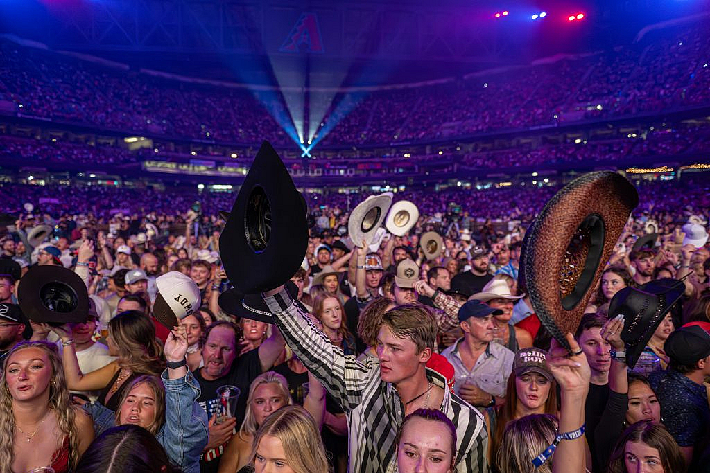 Hondo Rodeo Fest Returns to Phoenix With Tim McGraw, Blake Shelton and a $1 Million Rodeo 7 pt96559 Three days of championship rodeo, major country music headliners and a massive Western street festival are headed back to Chase Field November 13-15.